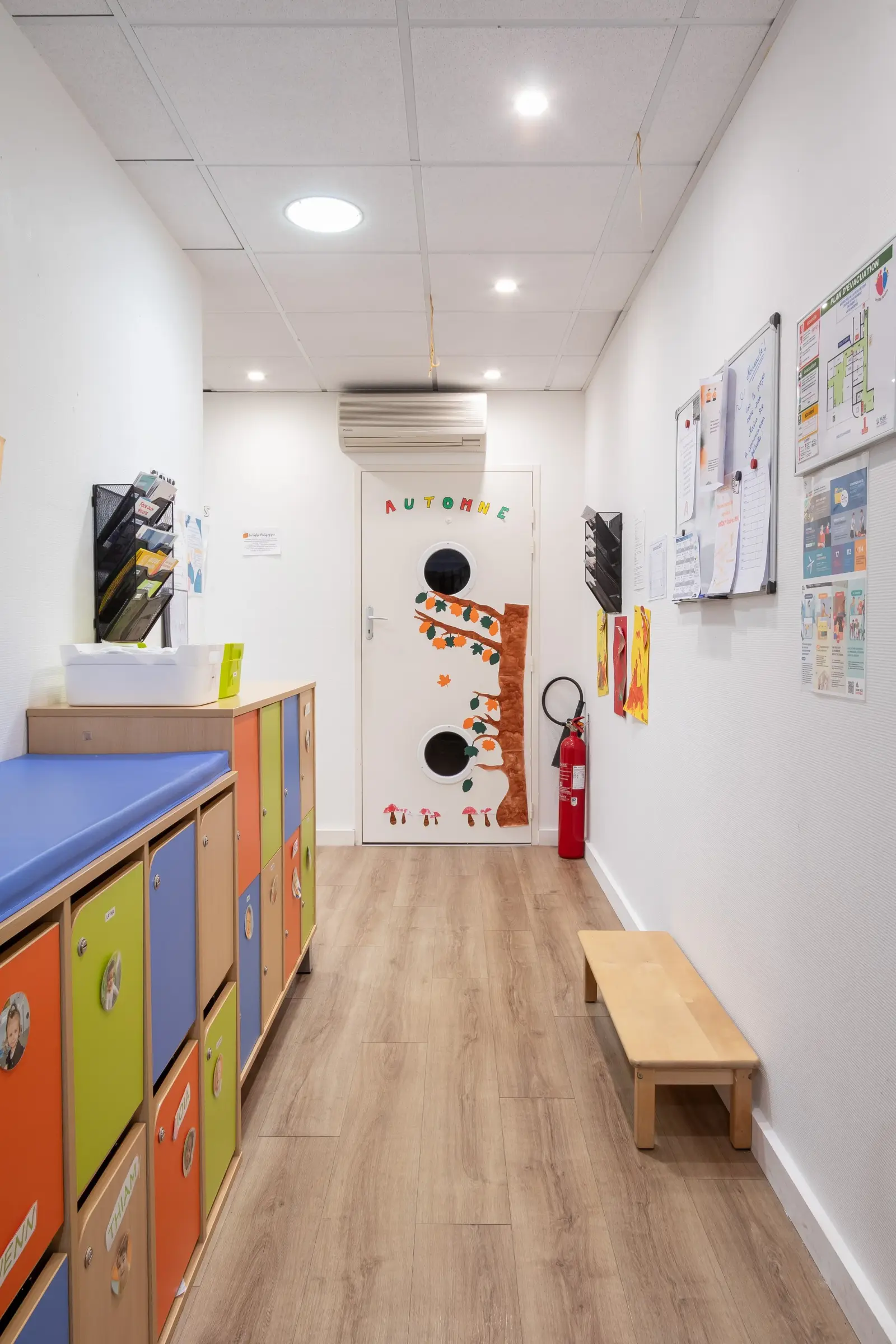 Vestiaire personnalisé des enfants dans le couloir de la micro-crèche Les Ptis Petons à Ancenis