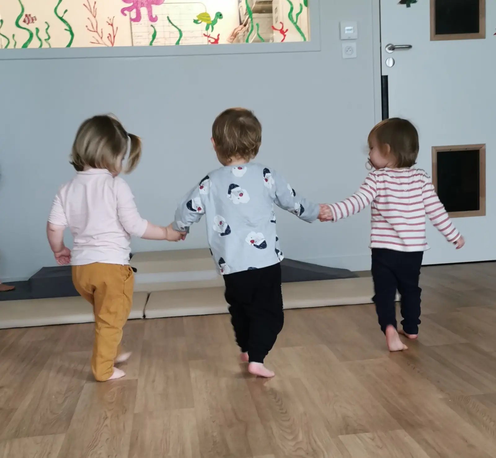 Enfants se tenant la main à la micro-crèche Tom & Josette de Vourles