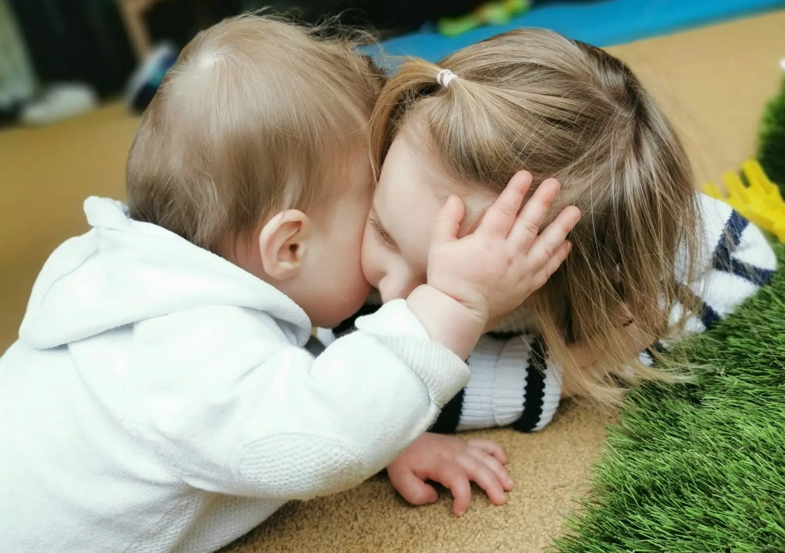 Moment de tendresse entre deux enfants à la crèche Tom & Josette Vourles