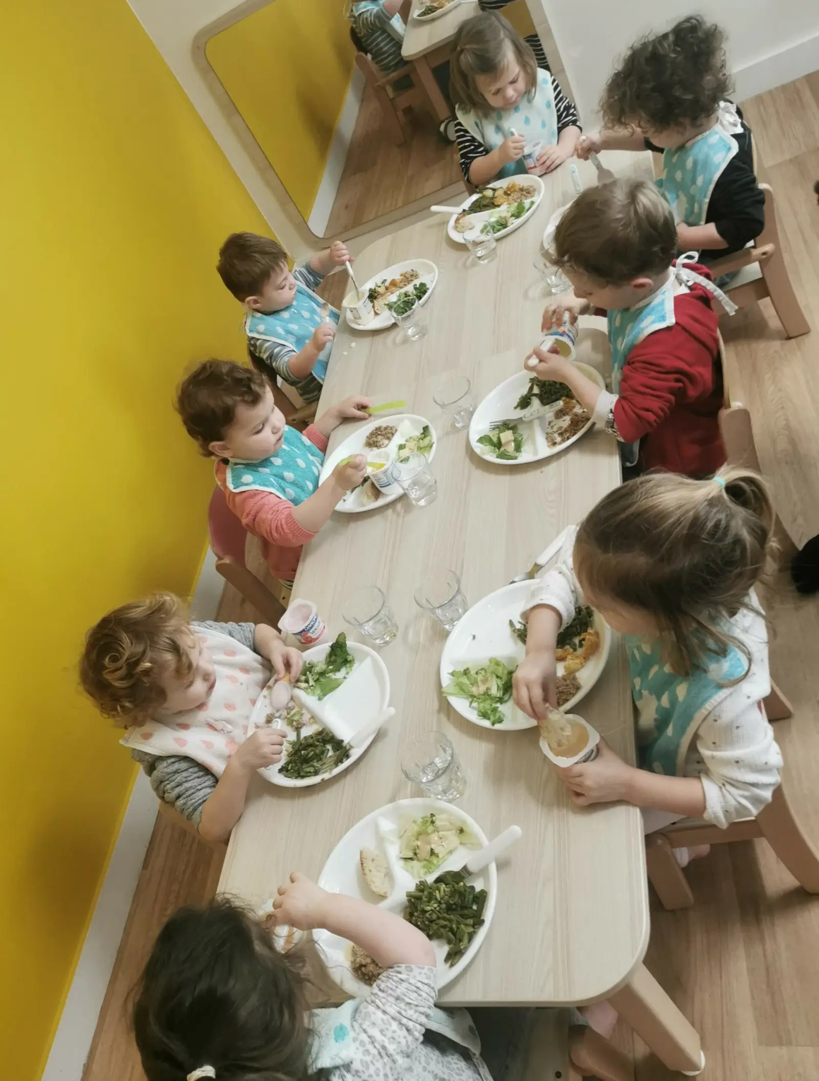 Enfants prenant leur repas à la micro-crèche Tom & Josette de Vourles