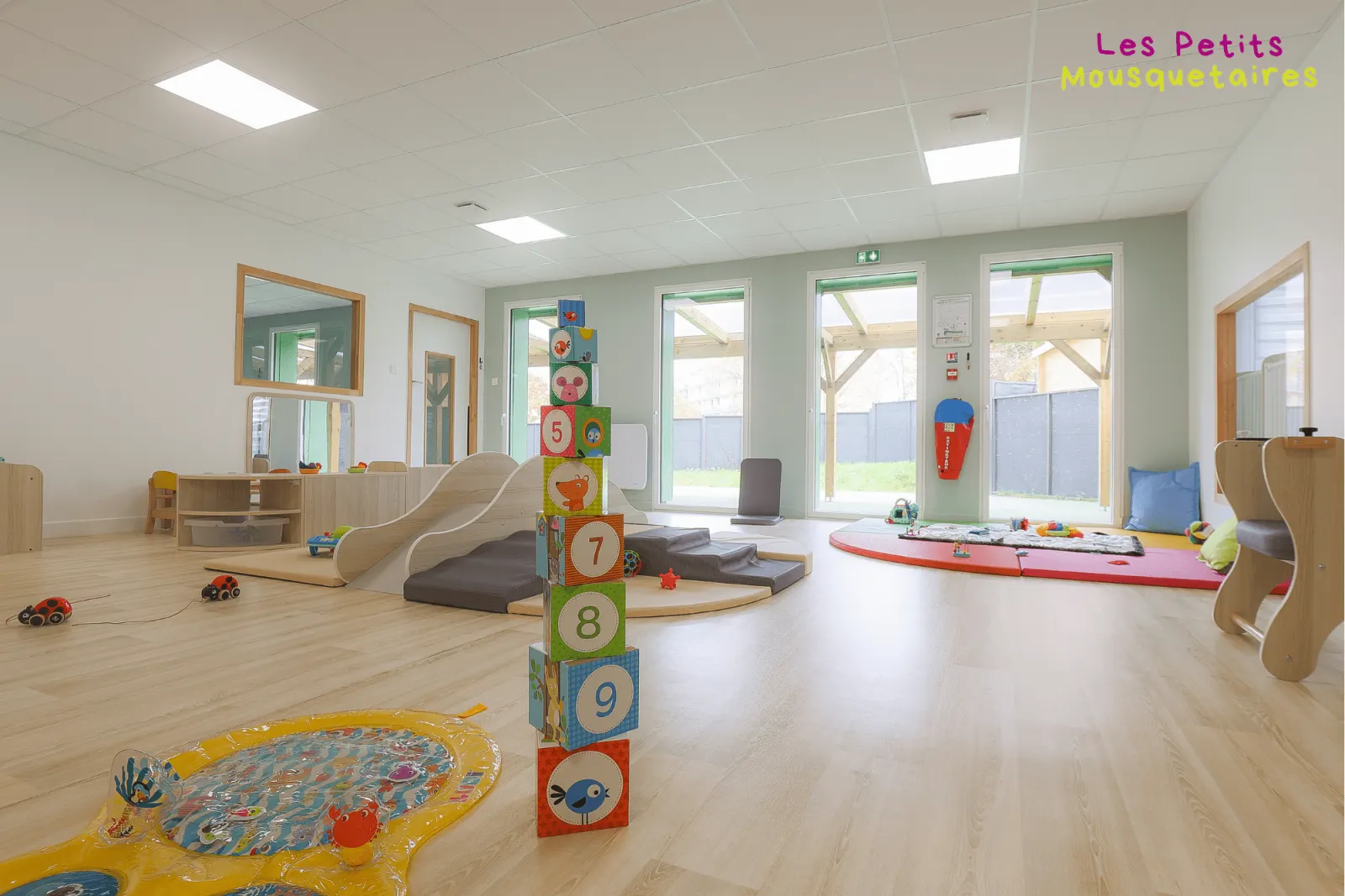 Salle de vie des bébés à la crèche Les Petits Mousquetaires à Marly-le-Roi