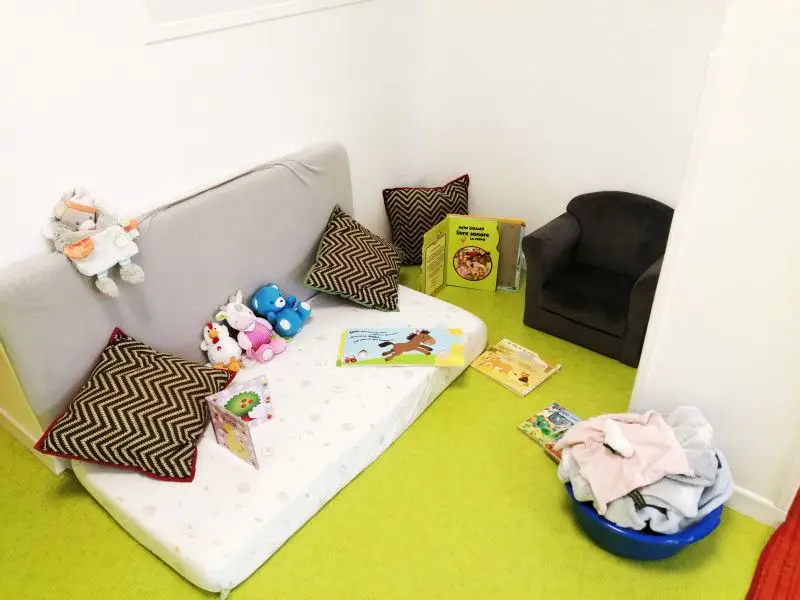 Coin lecture et doudous de la micro-crèche Les P'tits Pieds des Chérubins à Cugnaux