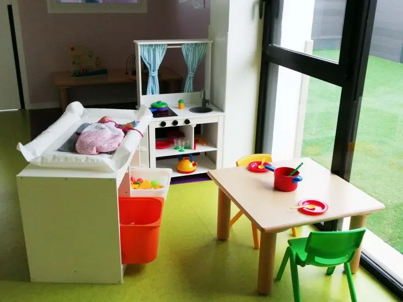 Espace change et coin dinette de la micro-crèche Les P'tits Pieds des Chérubins à Cugnaux