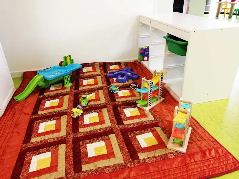 Tapis de jeux et petites voitures à la micro-crèche Les P'tits Pieds des Chérubins à Cugnaux