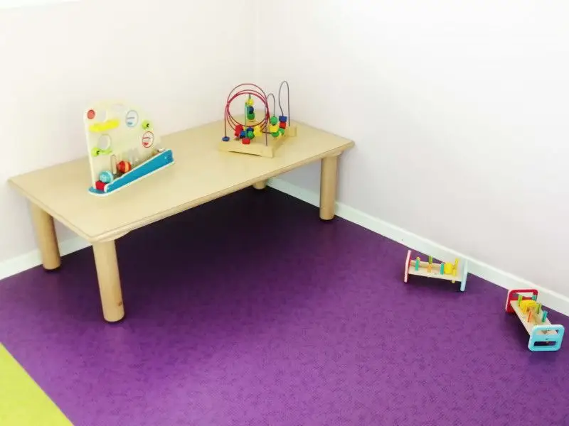 Table de jeux d'éveil en bois de la micro-crèche Les P'tits Pieds des Chérubins à Cugnaux