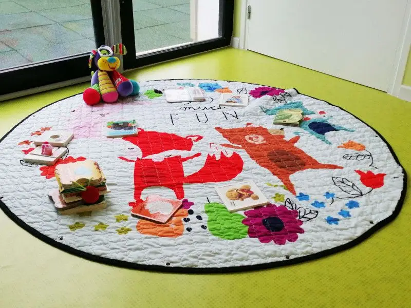 Tapis d'éveil et livres de la micro-crèche Les P'tits Pieds des Chérubins à Cugnaux