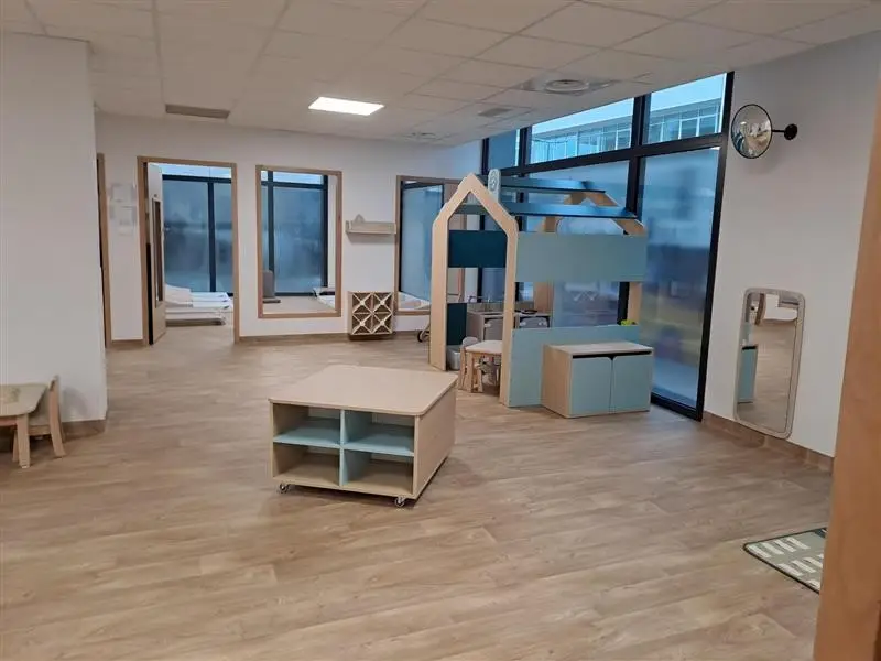 Espace de jeux avec cabane sensorielle à la crèche La Madeleine Sensorium