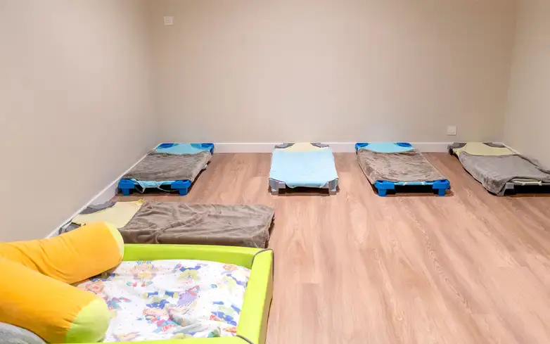 Dortoir aménagé pour la sieste des tout-petits à Gardiolina