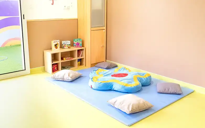 Coin calme aménagé pour la détente des tout-petits à Astéria