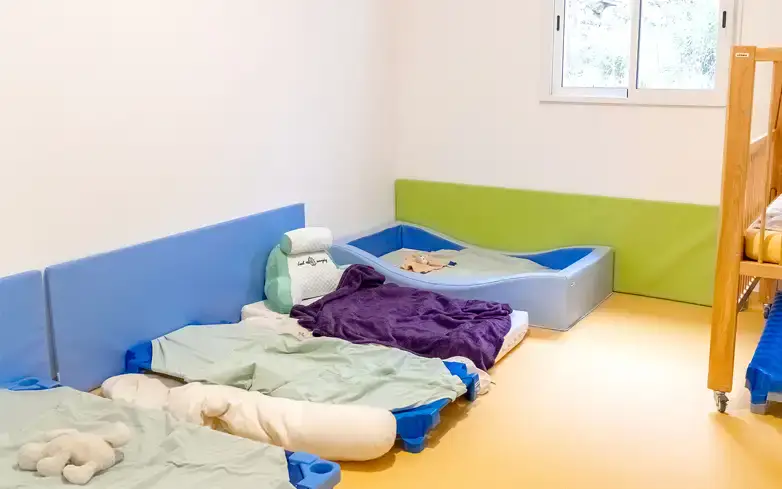 Dortoir aménagé pour la sieste des enfants à la micro-crèche Astéria