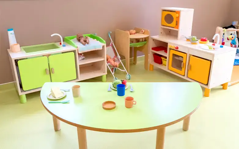 Grand espace de vie avec vue sur le jardin extérieur à la micro-crèche Astéria à Péret