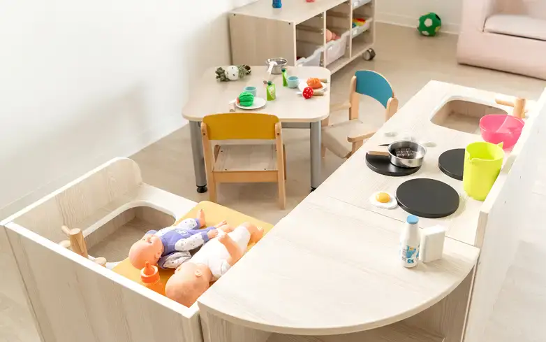 Coin cuisine dinette et jeux d'imitation à la micro-crèche Lou Mescladou