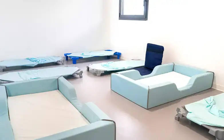 Dortoir aménagé pour la sieste des enfants à la micro-crèche Lou Mescladou