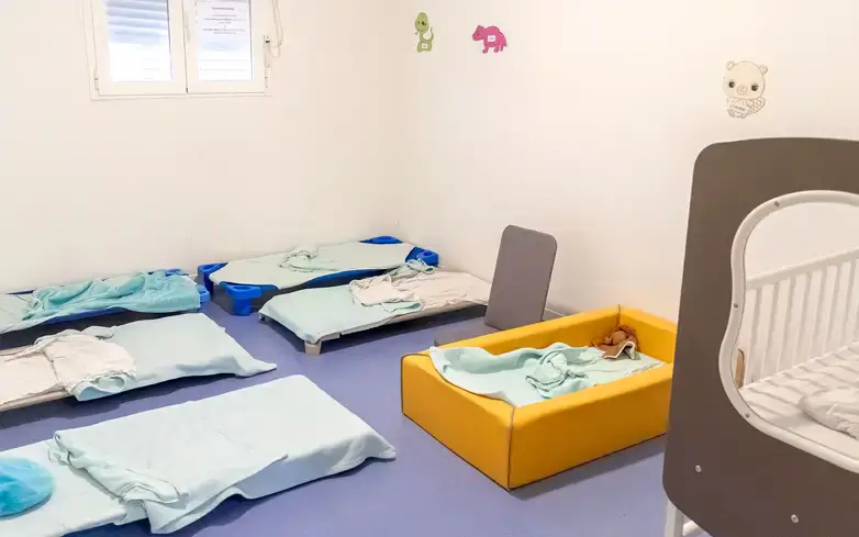 Dortoir aménagé pour la sieste des enfants à la micro-crèche Goupil