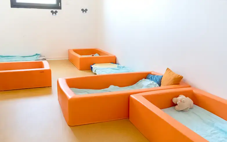 Dortoir aménagé pour la sieste des enfants à la micro-crèche Plaissan'tins