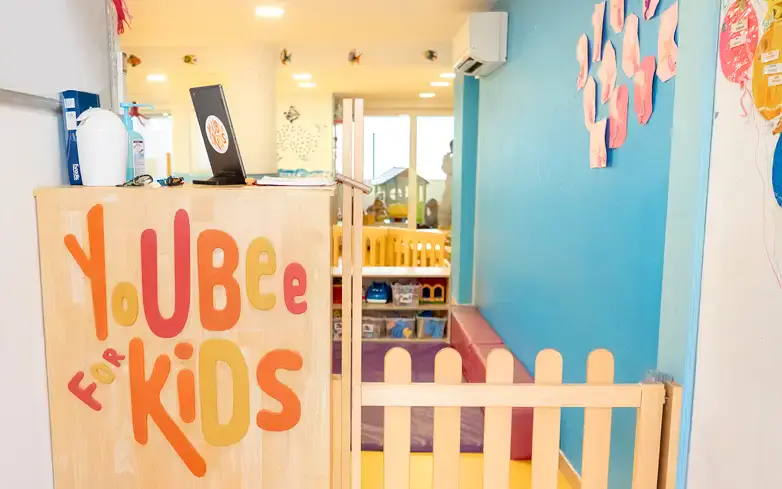 Entrée et espace d'accueil des parents à la micro-crèche Les Matelots