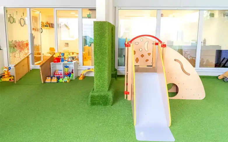 Espace d'activités extérieur de la micro-crèche Les Matelots au Cap d'Agde