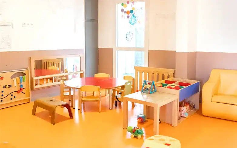 Une micro-crèche <strong>à Nézignan-l'Évêque</strong>, en sortie de village dans un cadre calme et arboré