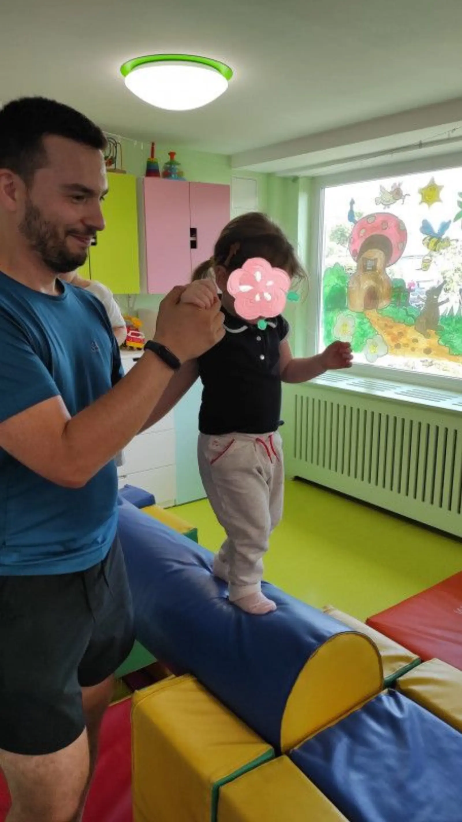 Atelier motricité sur poutre d'équilibre à la micro-crèche Le Jardin des Chérubins