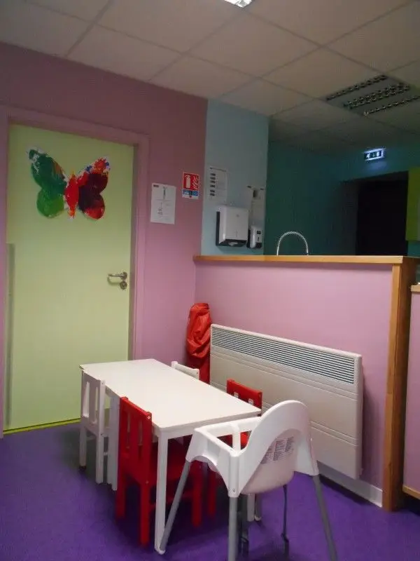 Salle de repas de la micro-crèche Au Village des Chérubins à Bièville-Beuville