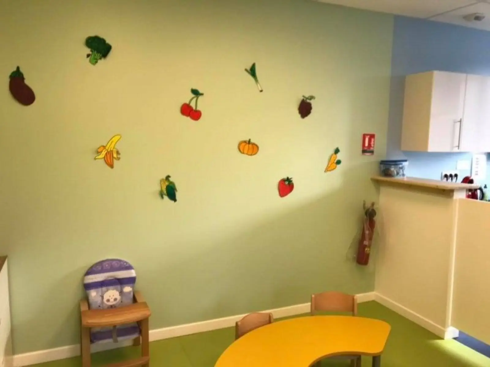 Coin repas de la micro-crèche Les P'tits Ydes Chérubins