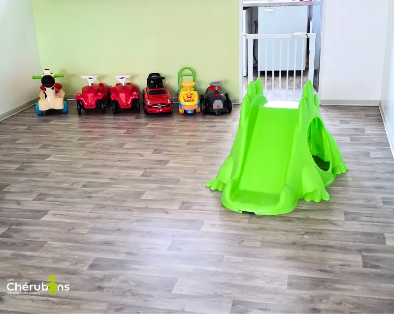 Espace jeux avec porteurs et toboggan de la micro-crèche Les Chérubins de Drusenheim