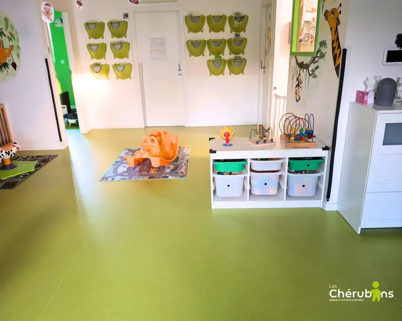 Espace de rangement et jeux d'éveil de la micro-crèche Les Chérubins de Drusenheim
