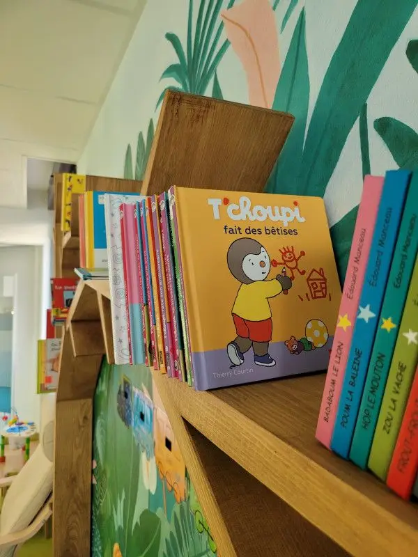 Coin lecture et étagère à livres de la micro-crèche Les Chérubins de Lingolsheim