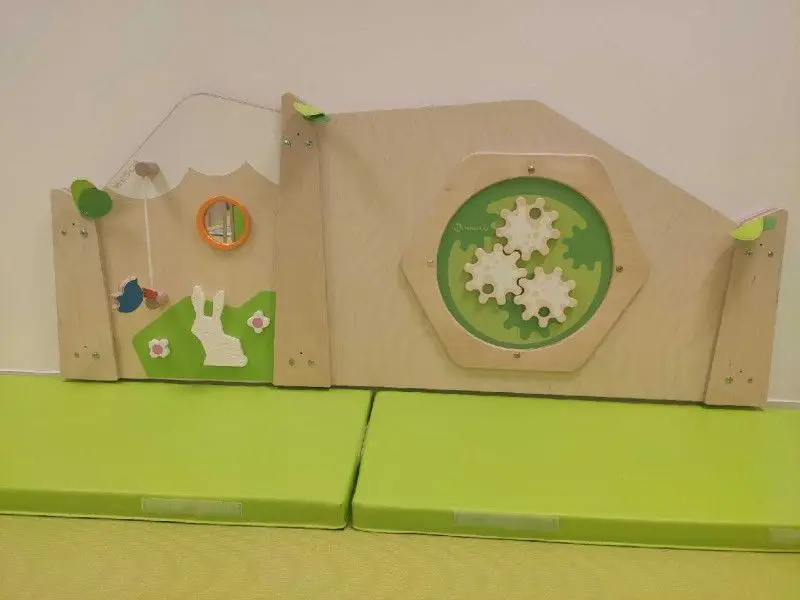 Panneau d'éveil sensoriel de la micro-crèche Les Chérubins de Lingolsheim