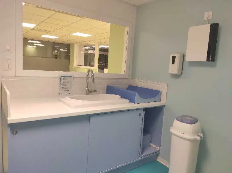 Salle de bain et espace de change de la micro-crèche Les Chérubins de Lingolsheim