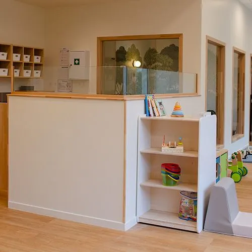 Espace d'accueil et bibliothèque de la micro-crèche Gabrielle à Nanterre