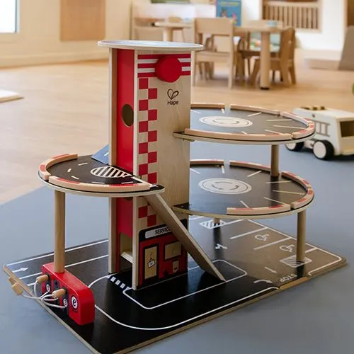 Jeux en bois pour l'éveil moteur à la micro-crèche Gabrielle à Nanterre