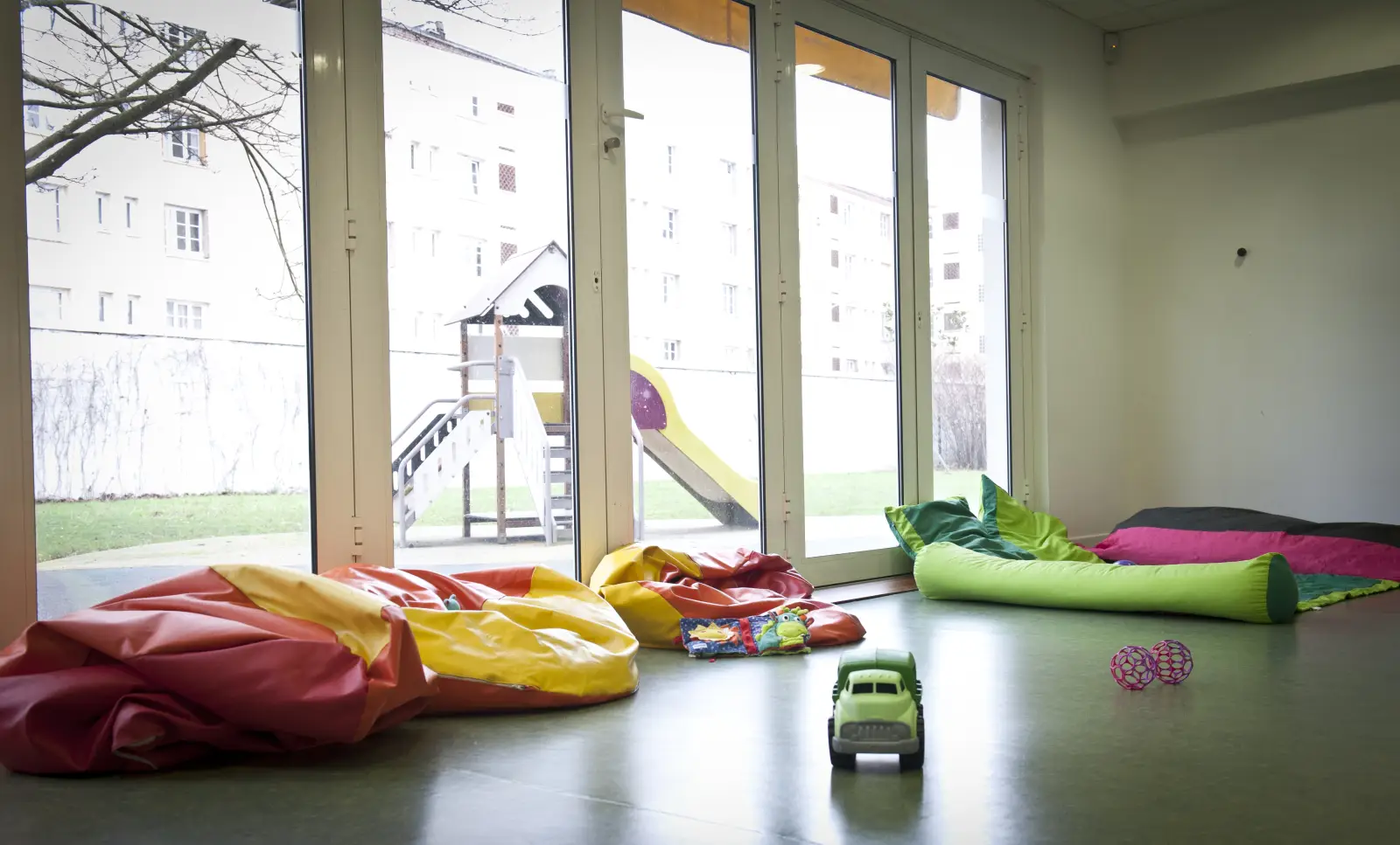 Baies vitrées donnant sur le jardin extérieur de la crèche La Maison Kangourou Bry-sur-Marne