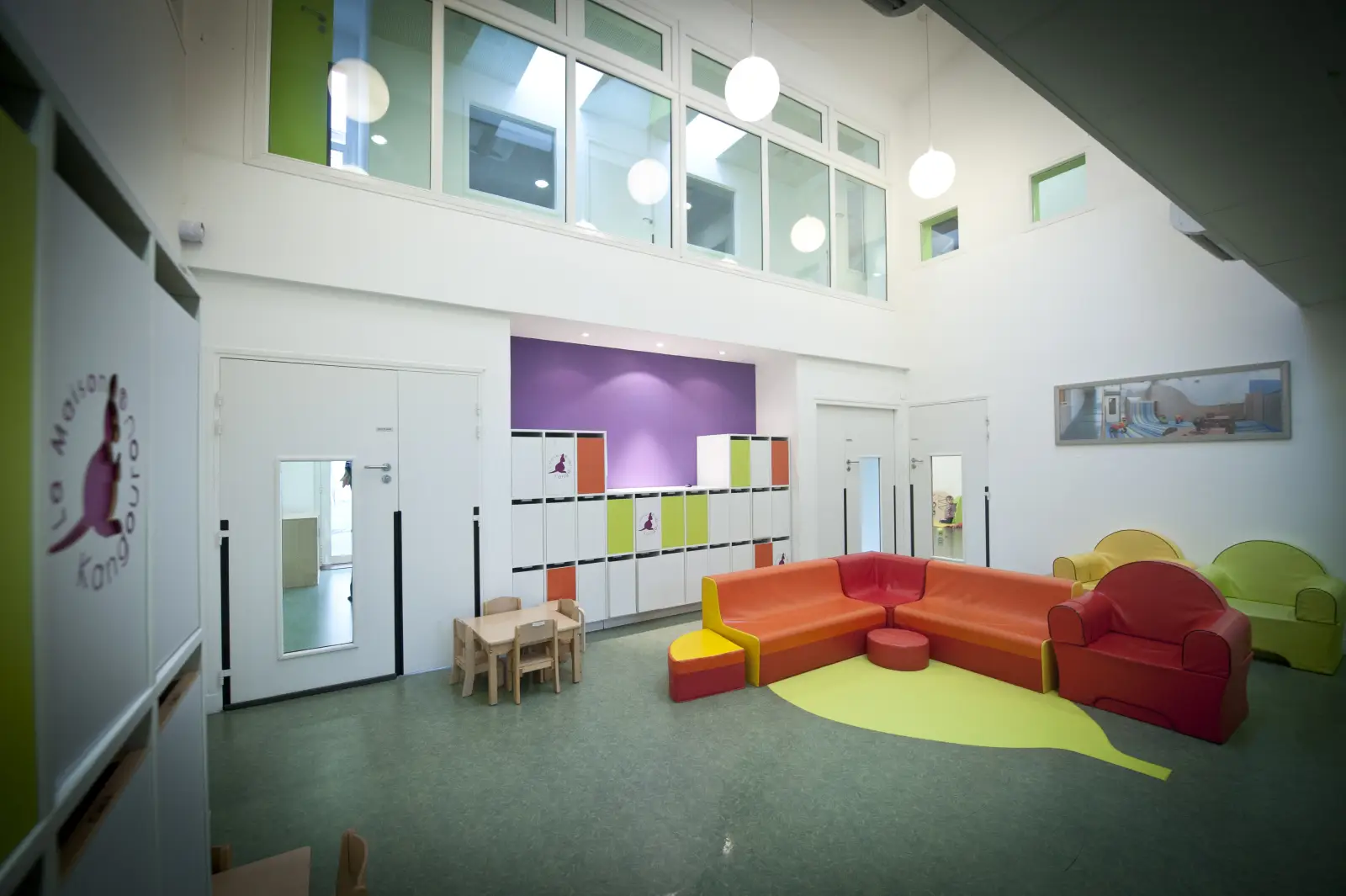 Hall d'accueil coloré avec casiers à la crèche La Maison Kangourou Bry-sur-Marne