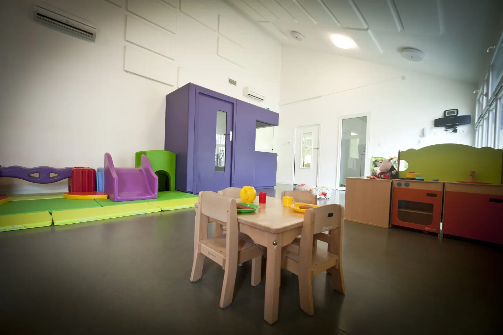 Salle de jeu avec coin cuisine dînette à la crèche La Maison Kangourou Bry-sur-Marne