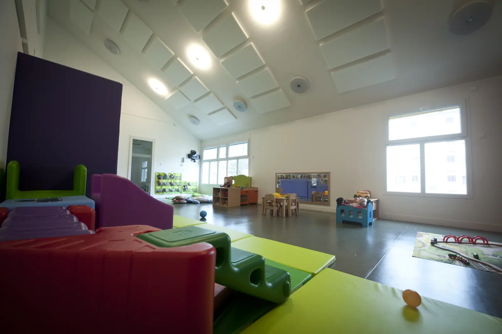 Salle de motricité et de jeu à la crèche La Maison Kangourou Bry-sur-Marne