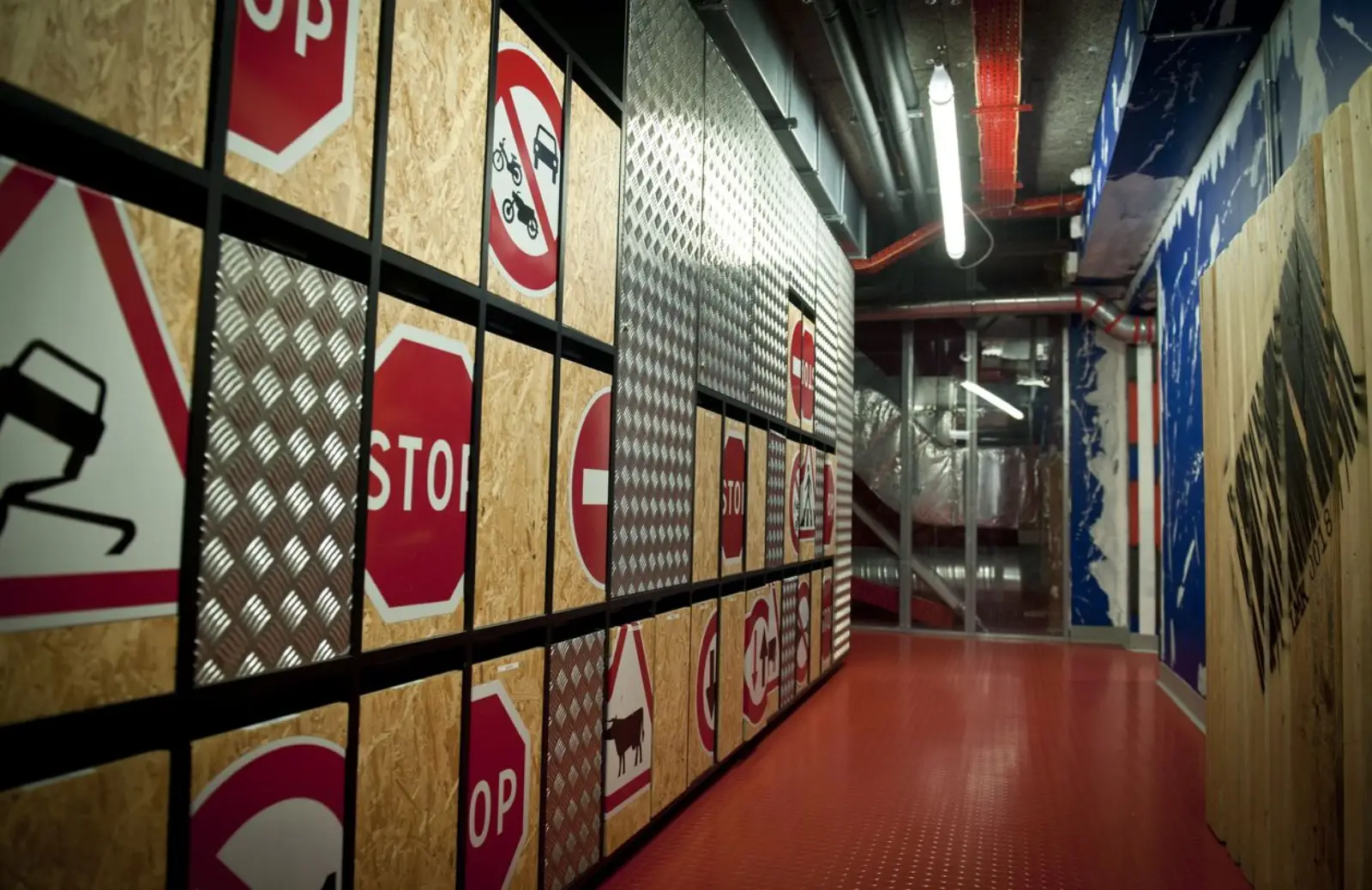 Couloir sur le thème du chantier à la crèche La Maison Kangourou Picpus
