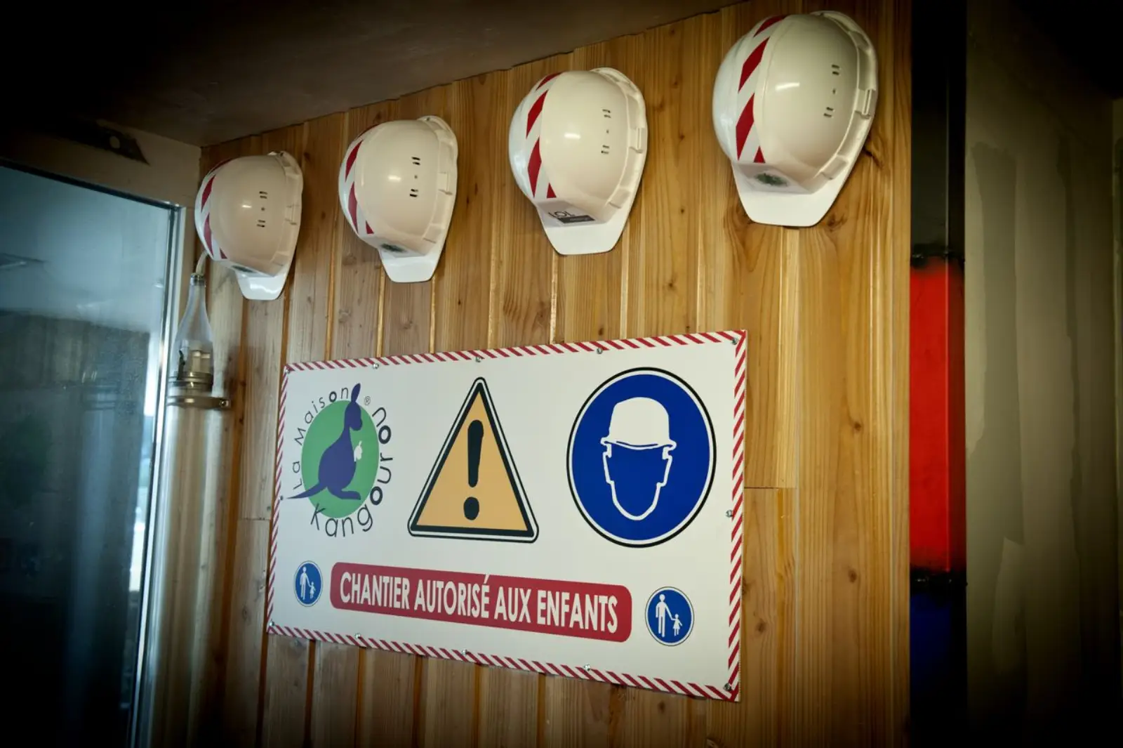 Casques de chantier décoratifs et affiche « chantier autorisé aux enfants » à la crèche La Maison Kangourou Picpus