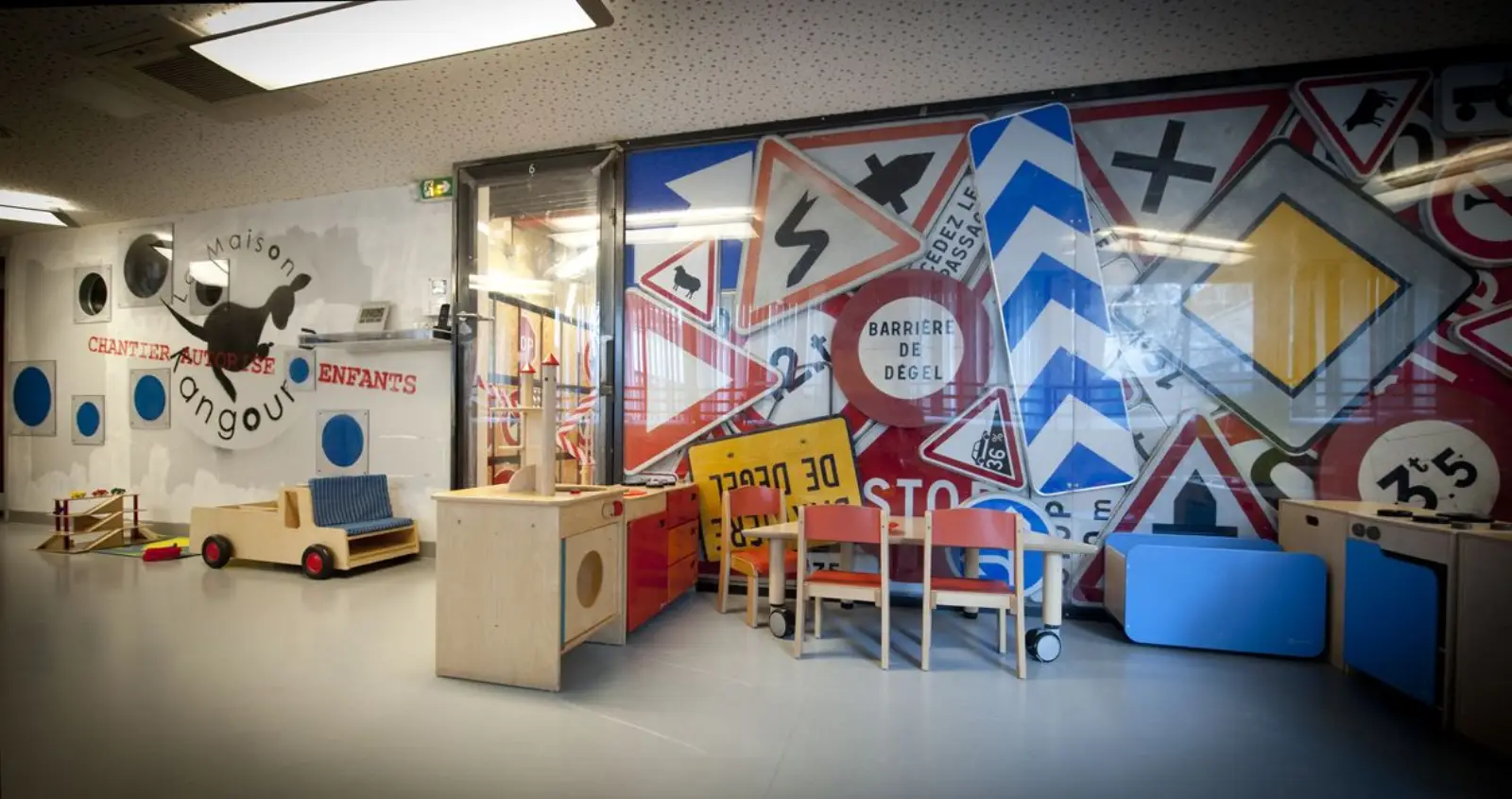 Salle d'activité décorée de panneaux de signalisation à la crèche La Maison Kangourou Picpus, Paris 12