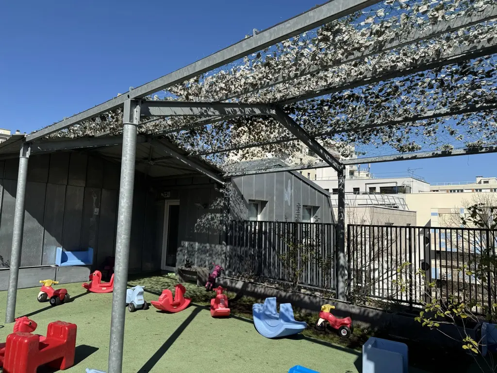 Terrasse aménagée avec jeux à roulettes à la crèche La Maison Kangourou Chevreuil, Paris 12