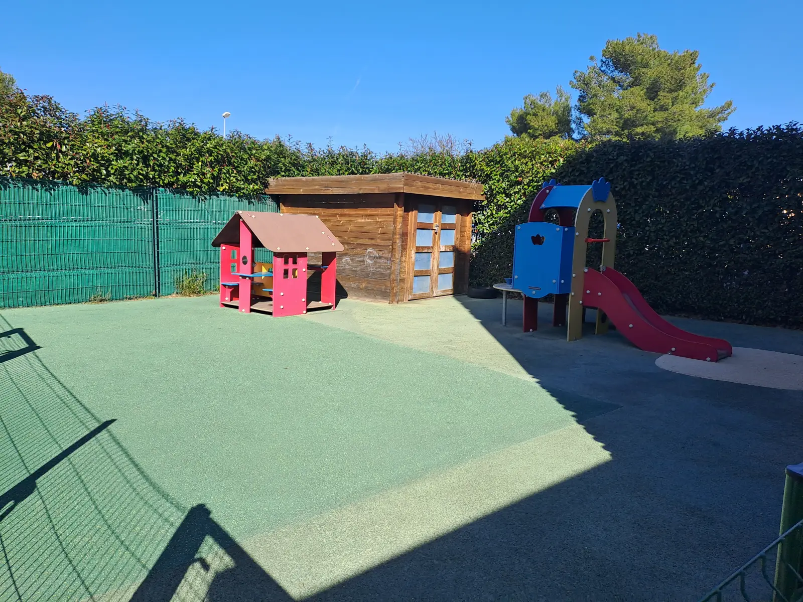 Jardin extérieur avec cabane et toboggan, crèche de Grabels près de Montpellier
