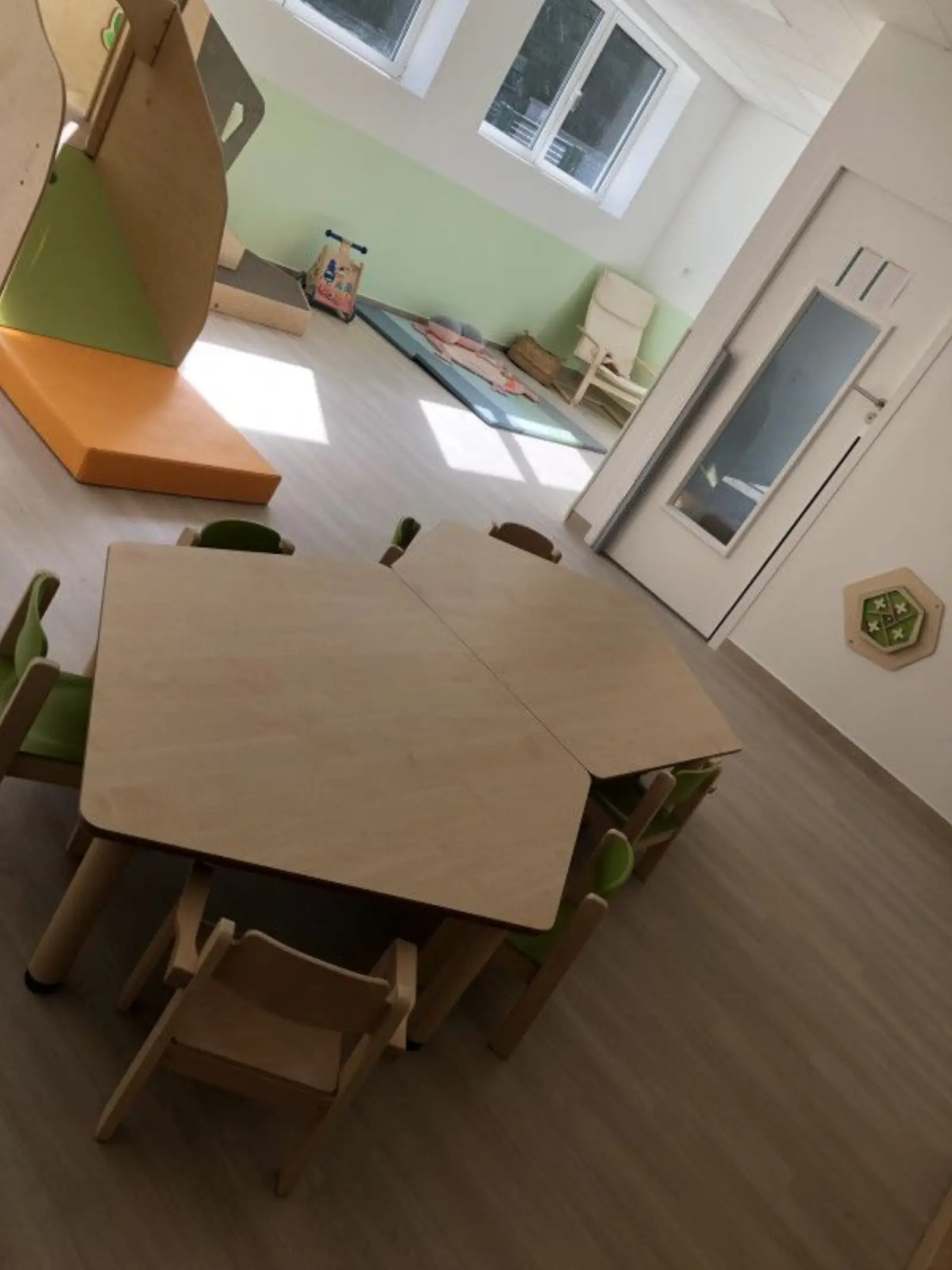 Salle de jeux et de repas de la micro-crèche O'Doudou Caché à Ouroux-sur-Saône