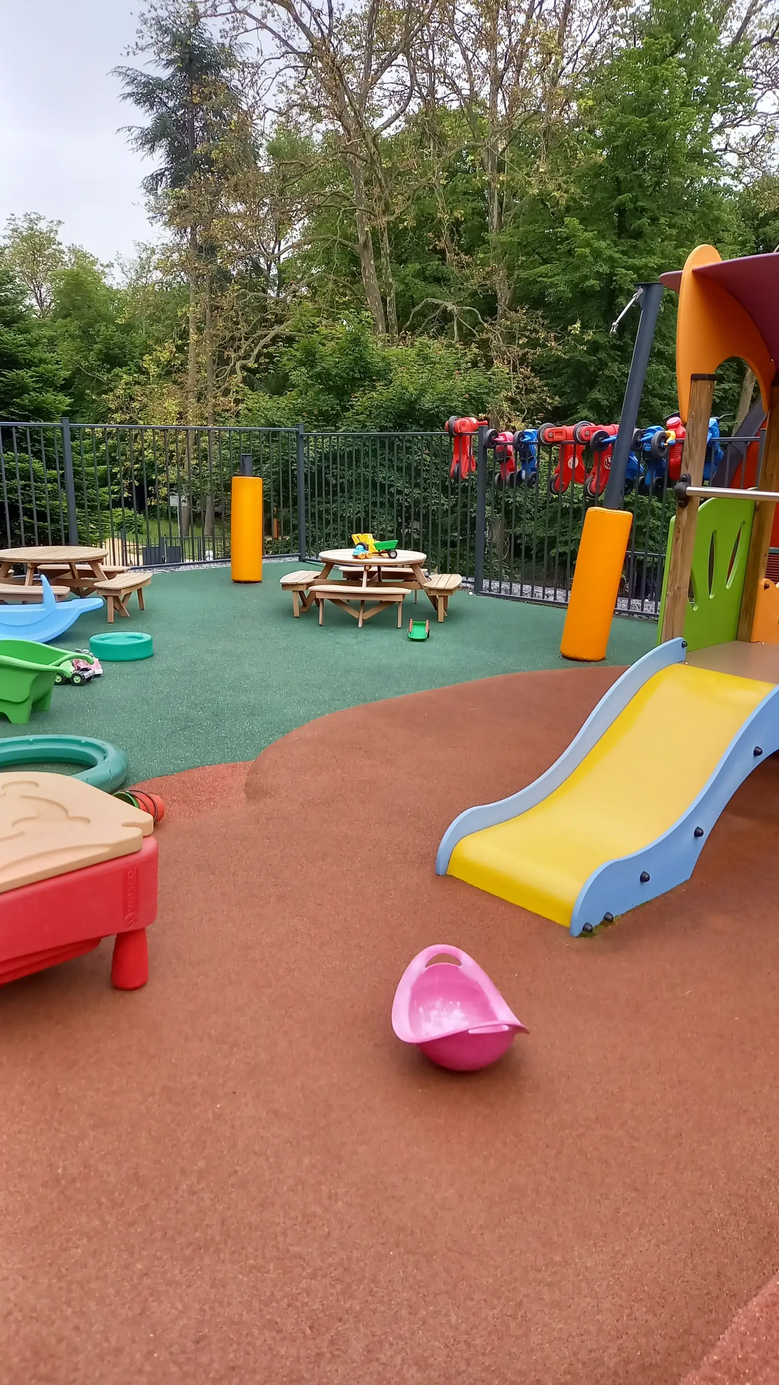 La crèche <strong>La Passerelle</strong>, un lieu d'éveil au cœur de la nature à Charbonnières-les-Bains