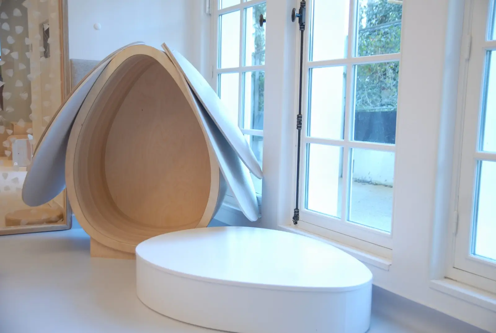 Coin cocon en bois pour la lecture à la crèche La Maison Kangourou Montparnasse