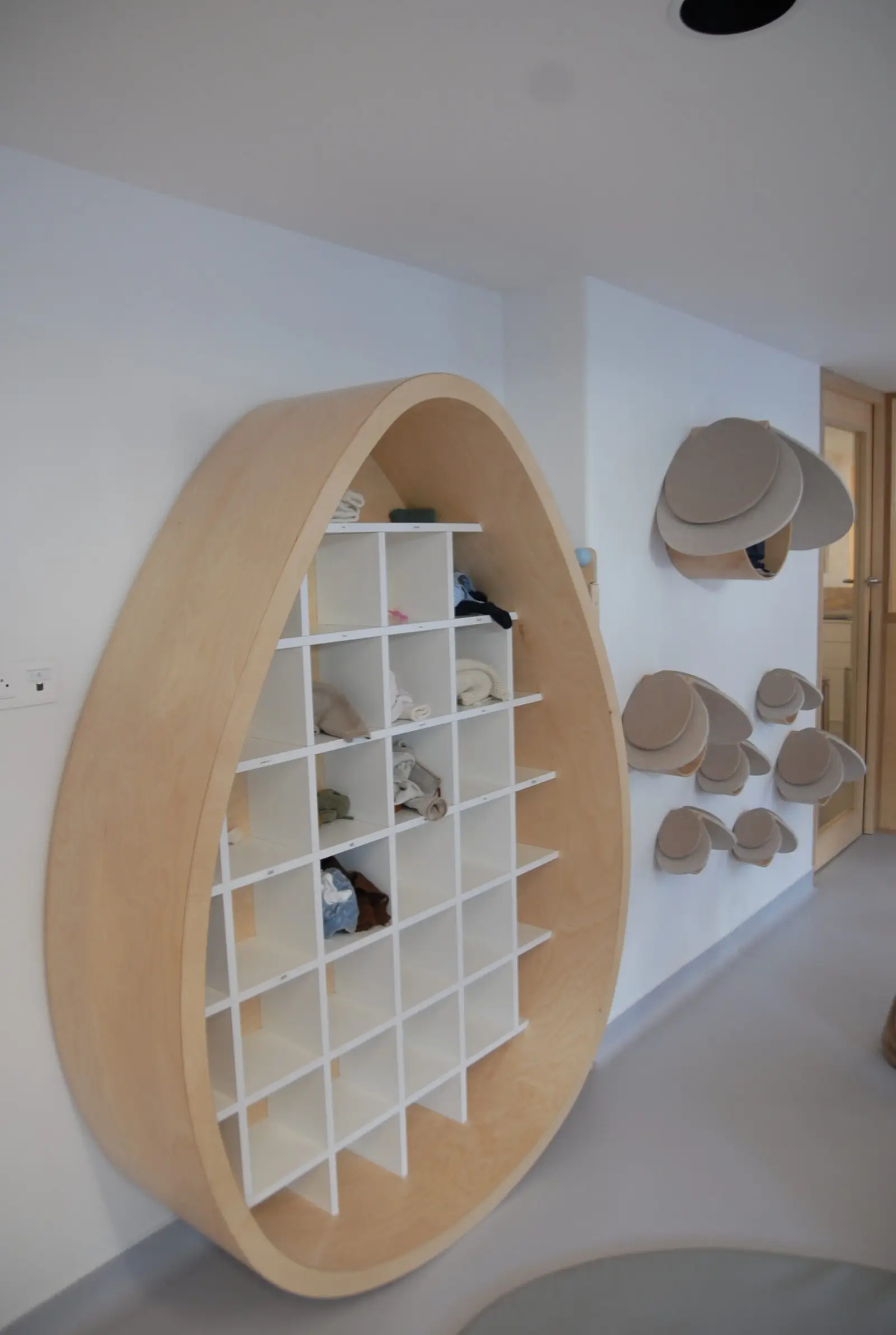 Espace de rangement en bois à la crèche La Maison Kangourou Montparnasse