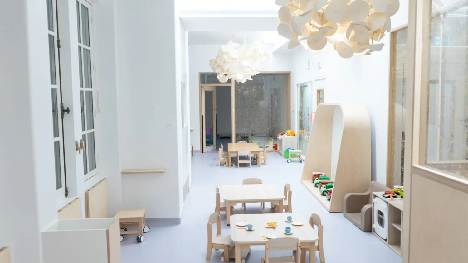 Salle de repas et de jeux à la crèche La Maison Kangourou Montparnasse