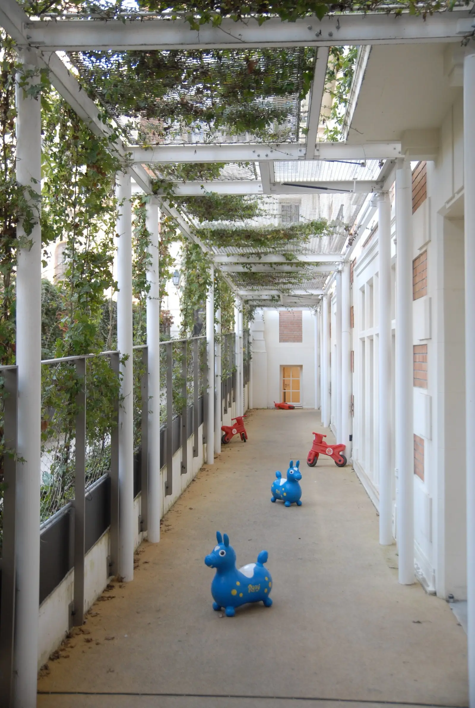 Terrasse extérieure et jeux à la crèche La Maison Kangourou Montparnasse à Paris 6