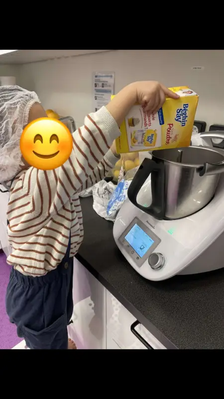 Atelier cuisine des enfants à la micro-crèche La Cachette des Chérubins