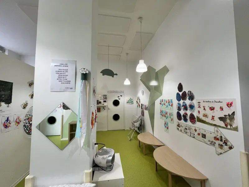 Couloir décoré de la micro-crèche La Cachette des Chérubins à Grenoble