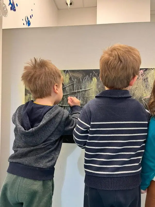 Enfants en découverte sensorielle à la micro-crèche La Cachette des Chérubins